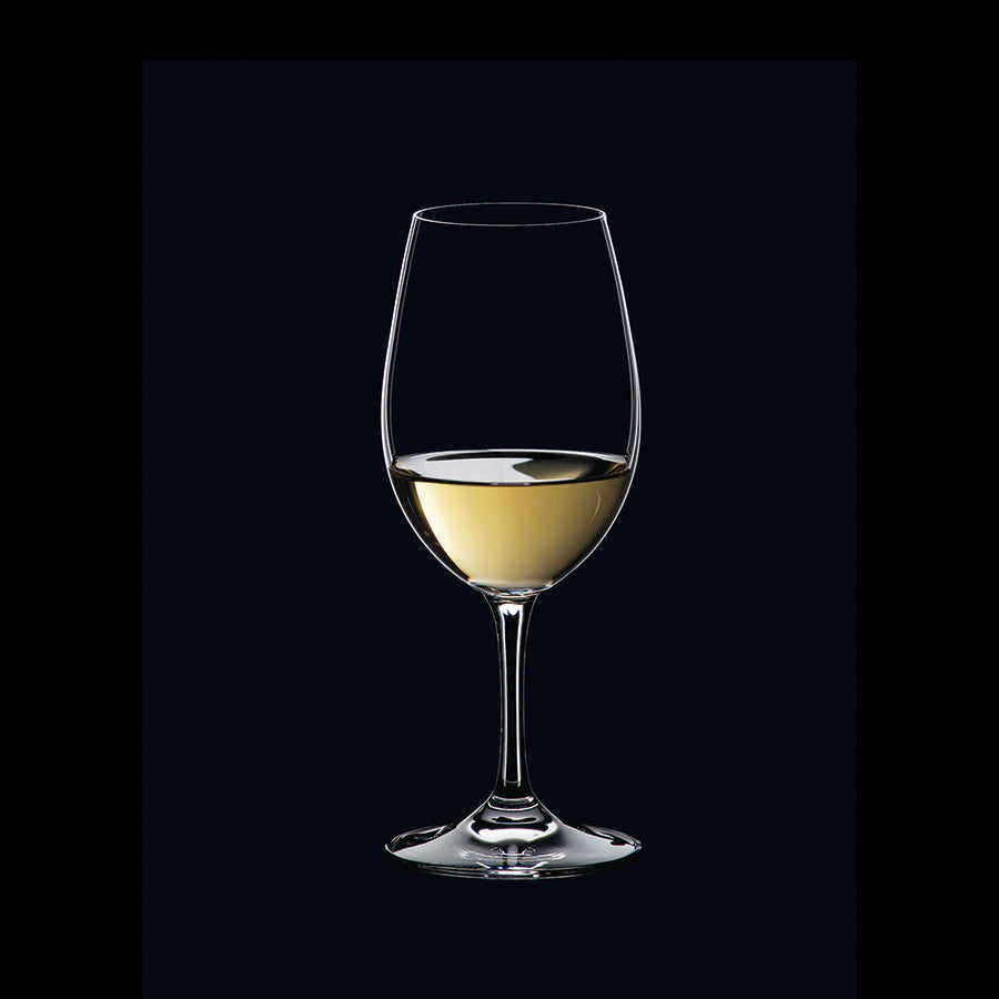 Stilrent Riedel hvitvinsglass fylt med hvitvin, fremhever vinens aroma og smak.