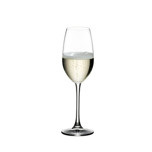 Riedel Ouverture champagneglass 26cl i bruk med champagne, perfekt for å nyte musserende viner. Elegant design for en optimal drikkeopplevelse.