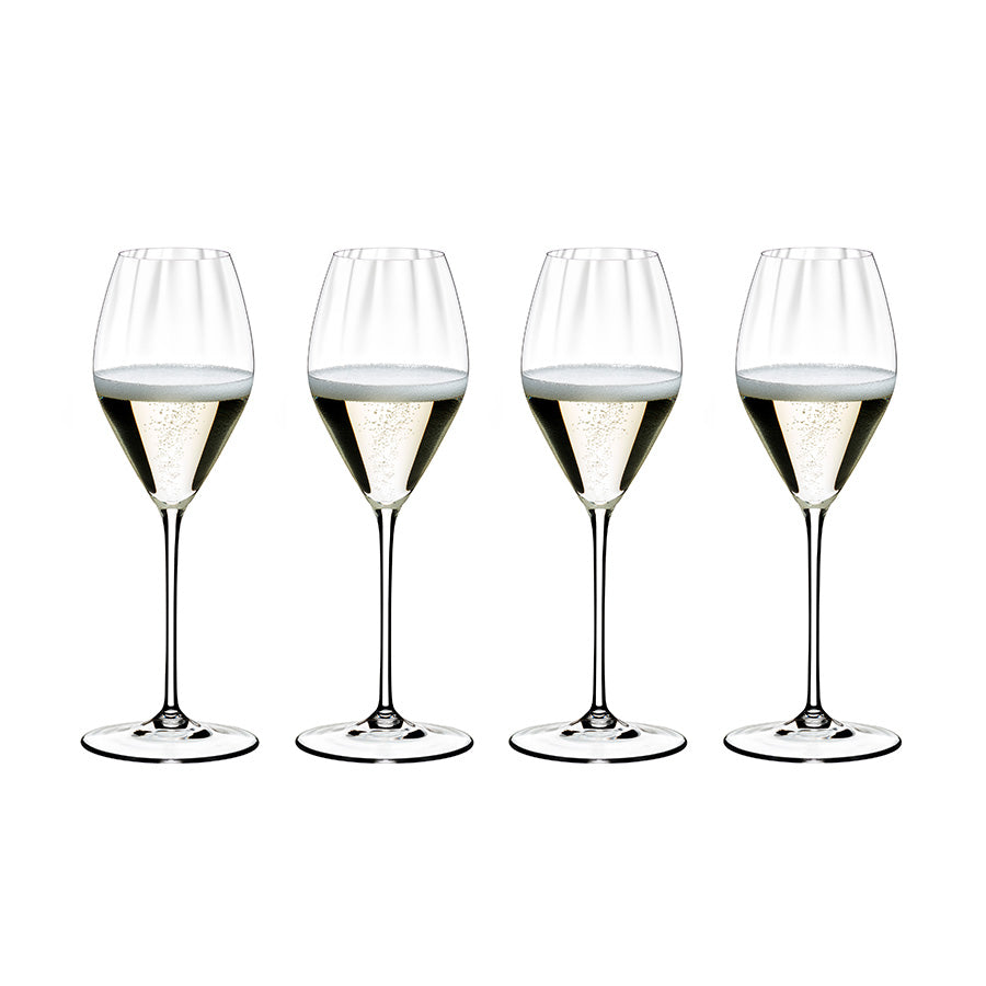 Riedel Performance champagneglass 4pk med elegant bobler i hver glass, perfekt for enhver anledning for å nyte musserende vin.