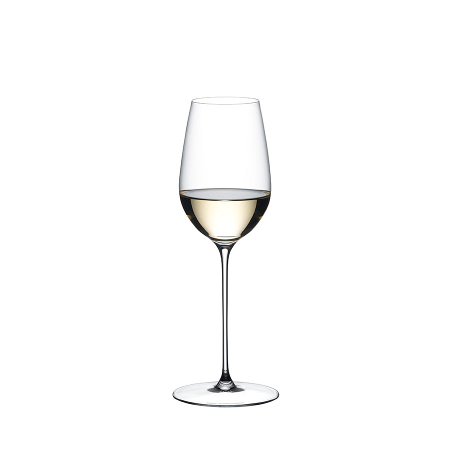 Riedel Superleggero allroundglass fylt med hvitvin, fremhever glassets utforming og tynn krystall, perfekt for å nyte vinens aroma.