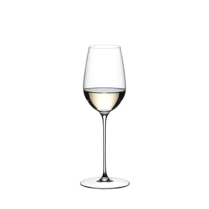 Riedel Superleggero allroundglass fylt med hvitvin, fremhever glassets utforming og tynn krystall, perfekt for å nyte vinens aroma.