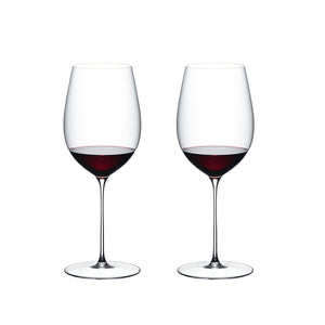 To stilige rødvinsglass fra Riedel Superleggero, designet for å fremheve smaken av kraftige rødviner som cabernet og merlot.