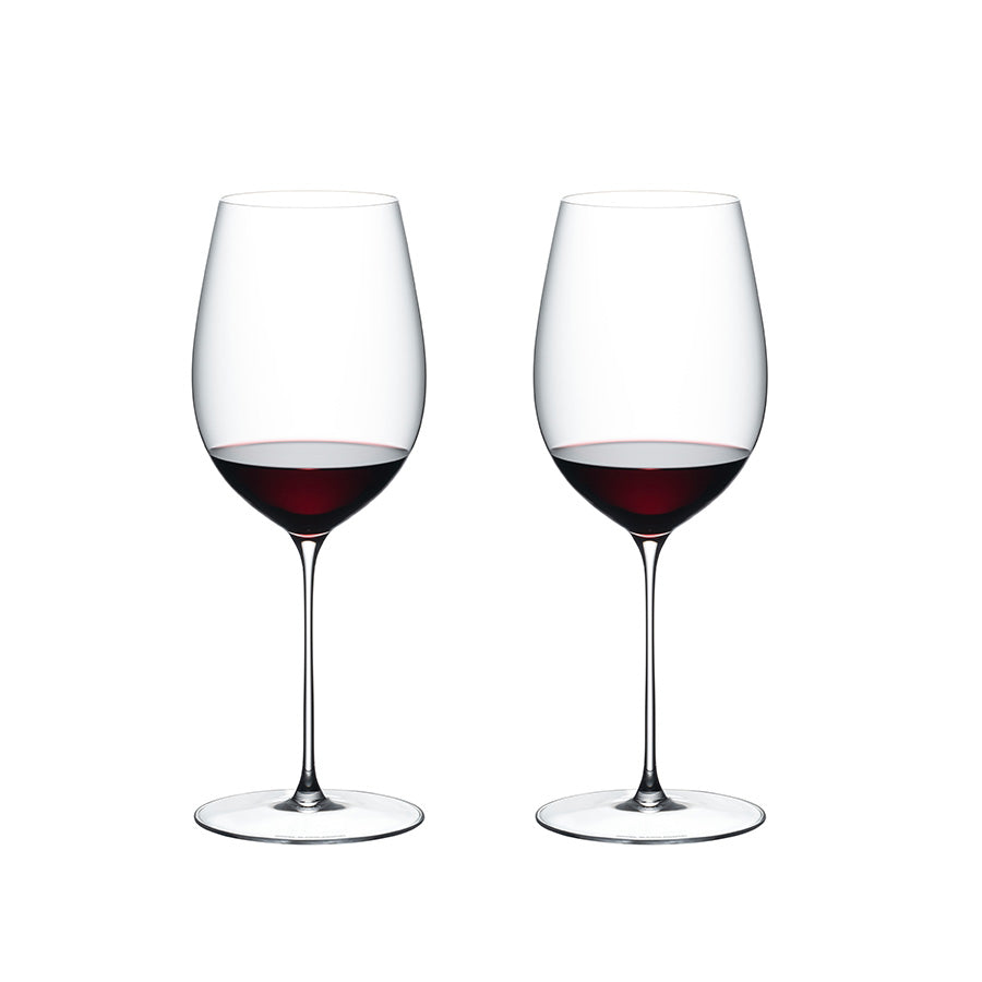 To stilige rødvinsglass fra Riedel Superleggero, designet for å fremheve smaken av kraftige rødviner som cabernet og merlot.