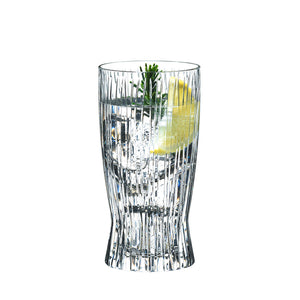 Riedel longdrinkglass med isbiter, sitron og urter, perfekt for deilige cocktails.