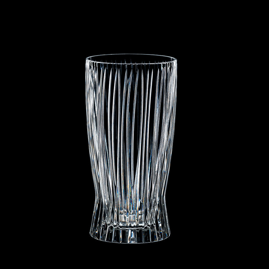 Sjarmerende Riedel longdrinkglass mot en svart bakgrunn, fremhever det unike designet.