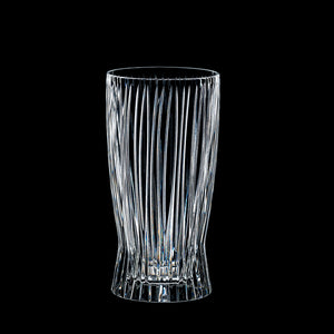 Sjarmerende Riedel longdrinkglass mot en svart bakgrunn, fremhever det unike designet.