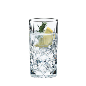 Longdrinkglass fra Riedel Tumbler Collection fylt med is og sitron, perfekt for sommerdrinker.
