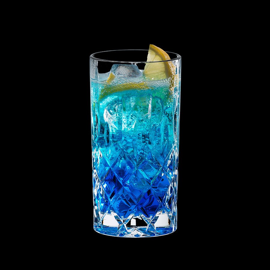 Et fargerikt longdrinkglass fra Riedel med blå drink og sitron, perfekt for festlige anledninger.