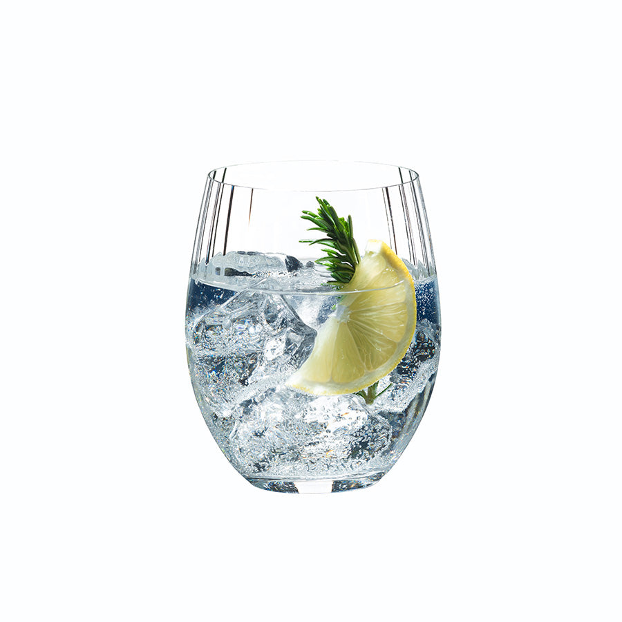 Riedel longdrinkglass med isbiter, sitronskive og urter, perfekt for friske drinker.