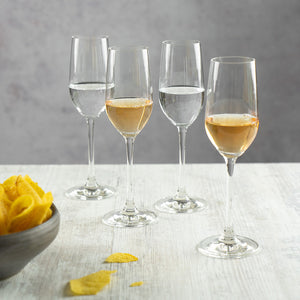 Fire stilige Riedel tequilaglass på bordet, fylt med forskjellige tequila, ideelt for smaking.