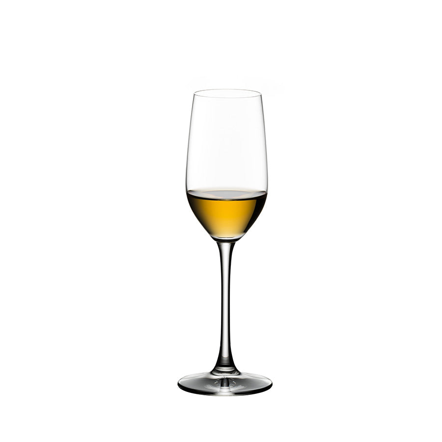 Riedel tequilaglass fylt med gyllen tequila, fremhever aromaen i drikken.