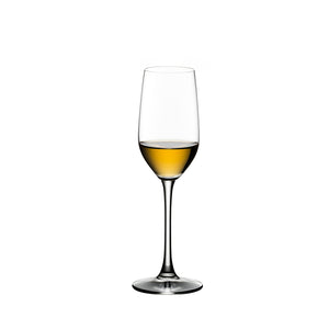Riedel tequilaglass fylt med gyllen tequila, fremhever aromaen i drikken.