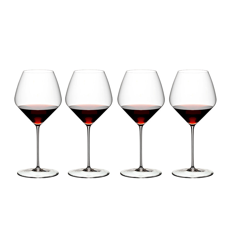 Riedel Veloce vinglass med rødvin fylt, designet for å fremheve vinens smak og aroma.