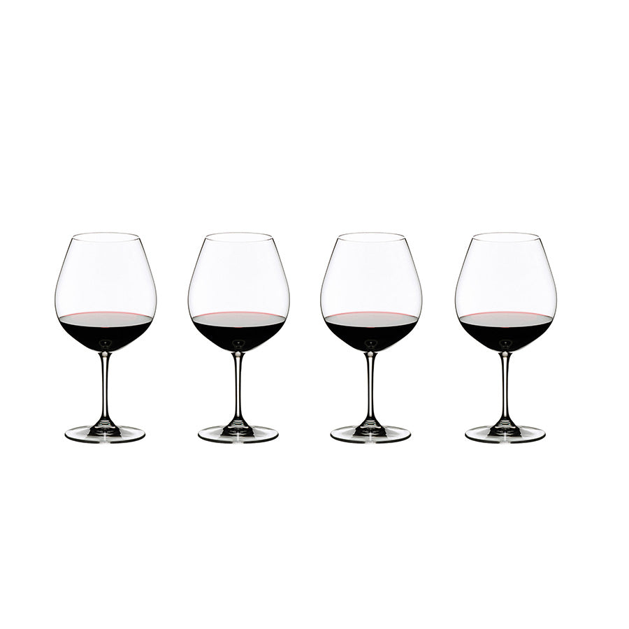 Fire elegante Riedel rødvinsglass for Pinot Noir, designet for å fremheve vinens aromaer og fruktsødme.