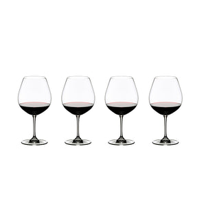 Fire elegante Riedel rødvinsglass for Pinot Noir, designet for å fremheve vinens aromaer og fruktsødme.