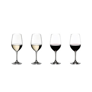 Fire elegante vinglass i forskjellige størrelser, designet for både hvitvin og rødvin, med fokus på detaljene i Riedel Vinum-serien.