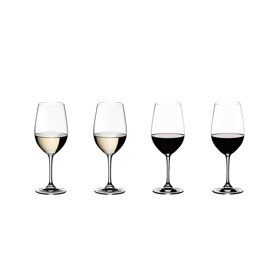 Fire elegante vinglass i forskjellige størrelser, designet for både hvitvin og rødvin, med fokus på detaljene i Riedel Vinum-serien.