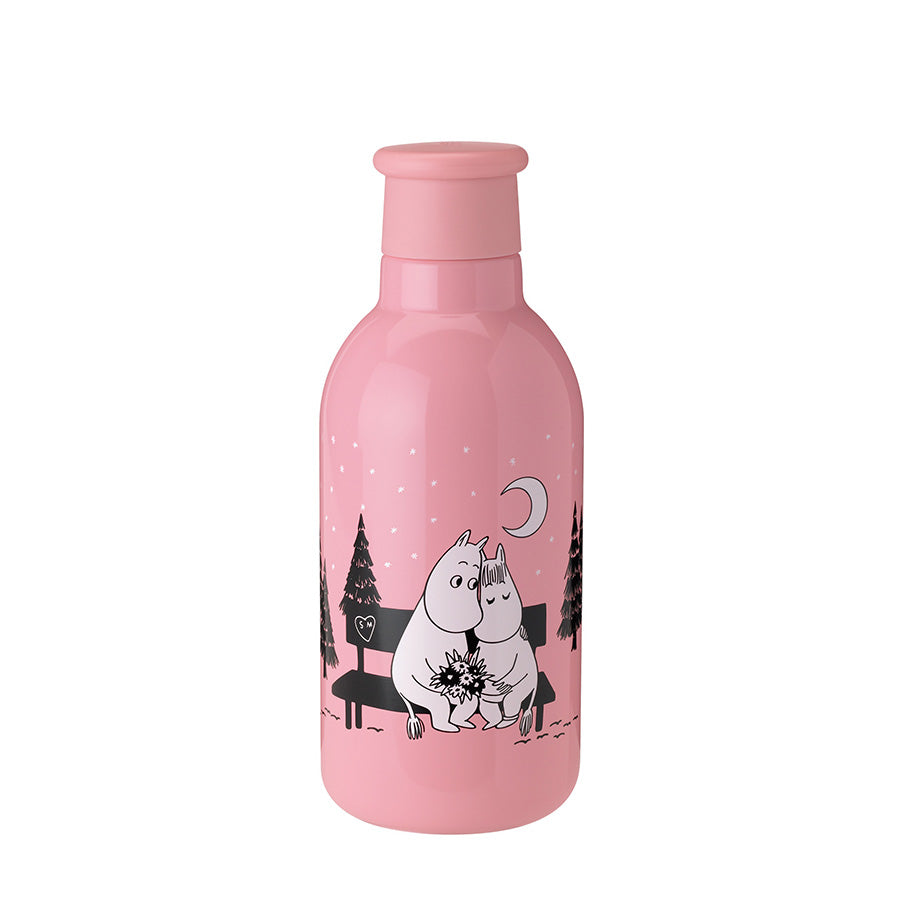 Stelton Drink-IT Mummi termoflaske 0,5L i rosa med to Mummi-figurer som omfavner hverandre, dekorert med trær og måne.