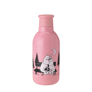 Stelton Drink-IT Mummi termoflaske 0,5L i rosa med to Mummi-figurer som omfavner hverandre, dekorert med trær og måne.
