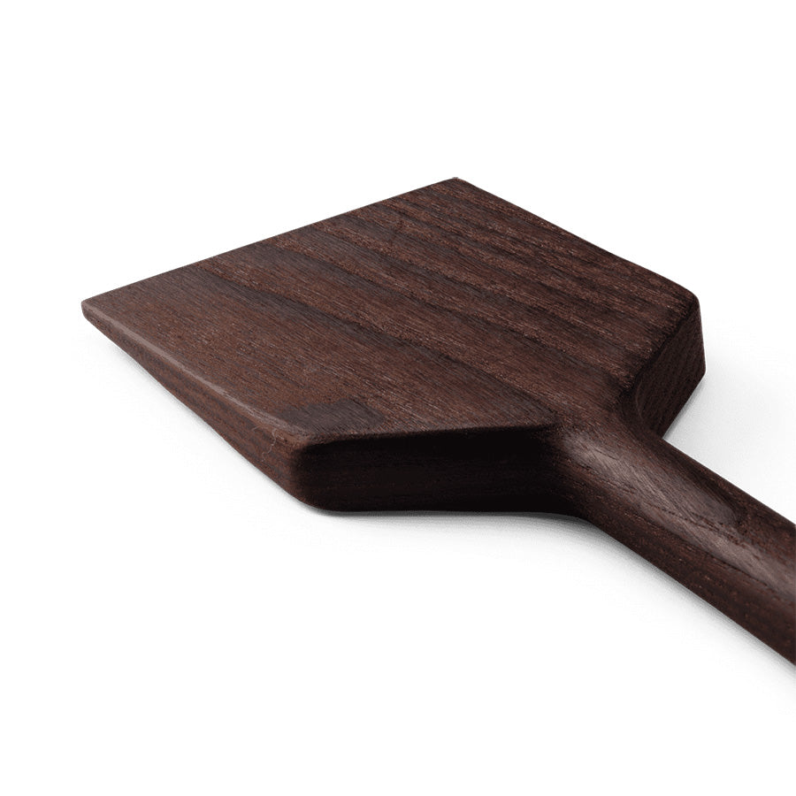 Nærbilde av Rosendahl Rå palettkniv i mørk varmebehandlet ask, med tydelig struktur og ergonomisk design.