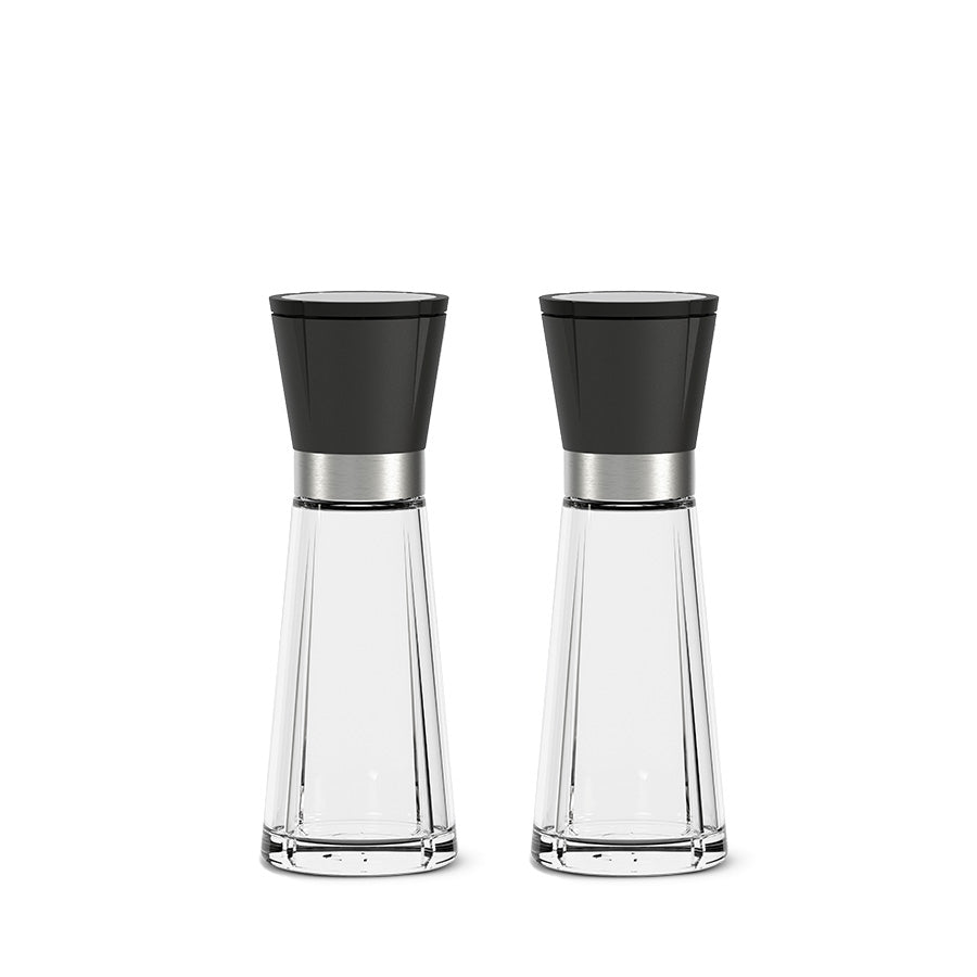 Elegant set med 2 salt- og pepperkvern i klar glassdesign med sort plast og rustfrie detaljer, perfekt for både moderne kjøkken og festdekkede bord.