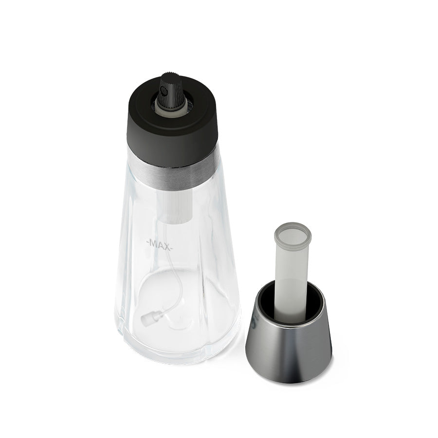 Rosendahl Grand Cru oljeflaske delt i to; vises avtakbar topp og innhold, illustrerer det innovative designet og funksjonaliteten.