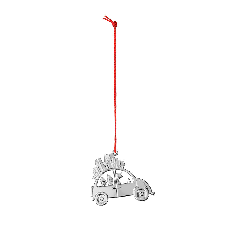 Forsølvet julebil fra Rosendahl med gaver, hengt opp med rødt bånd – en sjarmerende julepynt fra Karen Blixen-kolleksjonen.