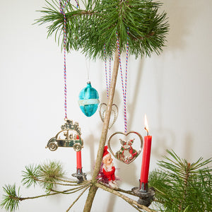 Julepyntet juletre med forsølvede dekorasjoner, inkludert kyssende nisser fra Rosendahl Karen Blixen og tradisjonelle julelys.