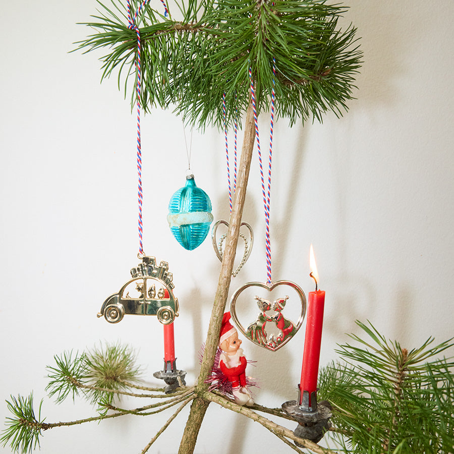 Julepyntet juletre med forsølvede dekorasjoner, inkludert kyssende nisser fra Rosendahl Karen Blixen og tradisjonelle julelys.