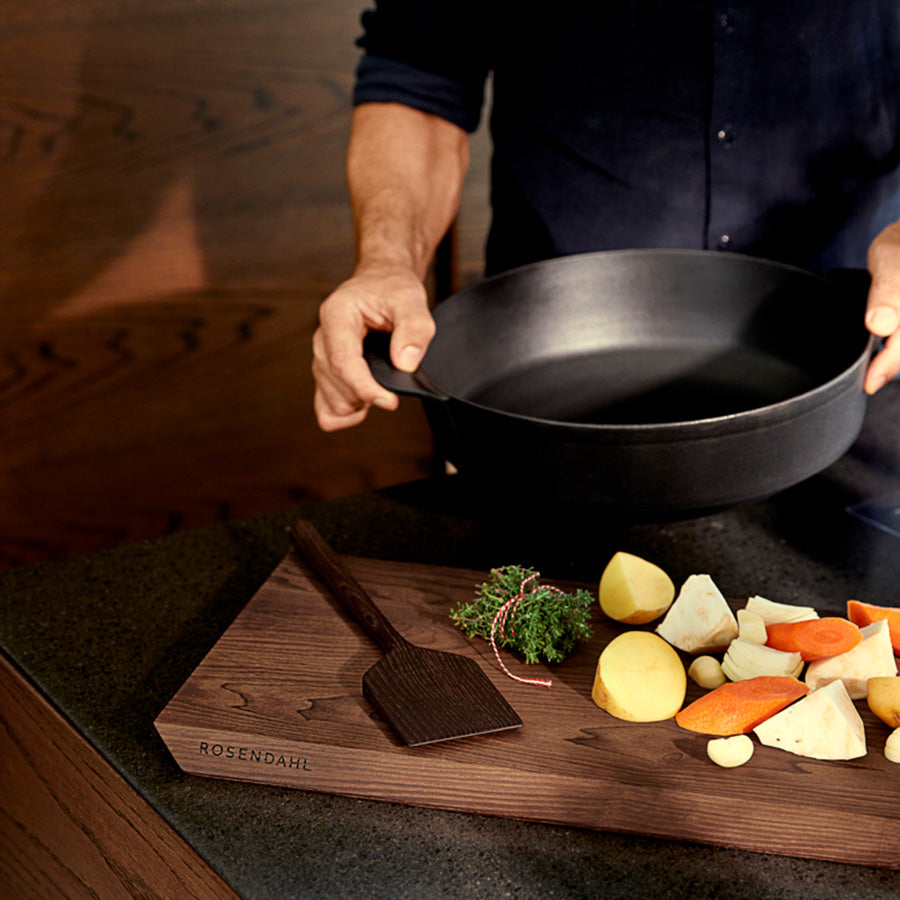 Kokkelæring med Rosendahl Rå skjærebrett, perfekt for kutting av grønnsaker, tilbehørt med stekepanne