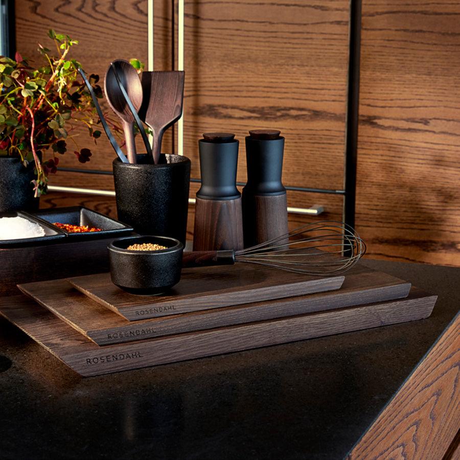 Rosendahl Rå skjærebrett sammen med diverse kjøkkenredskaper, illustrerer nordisk design og bærekraftighet i matlaging