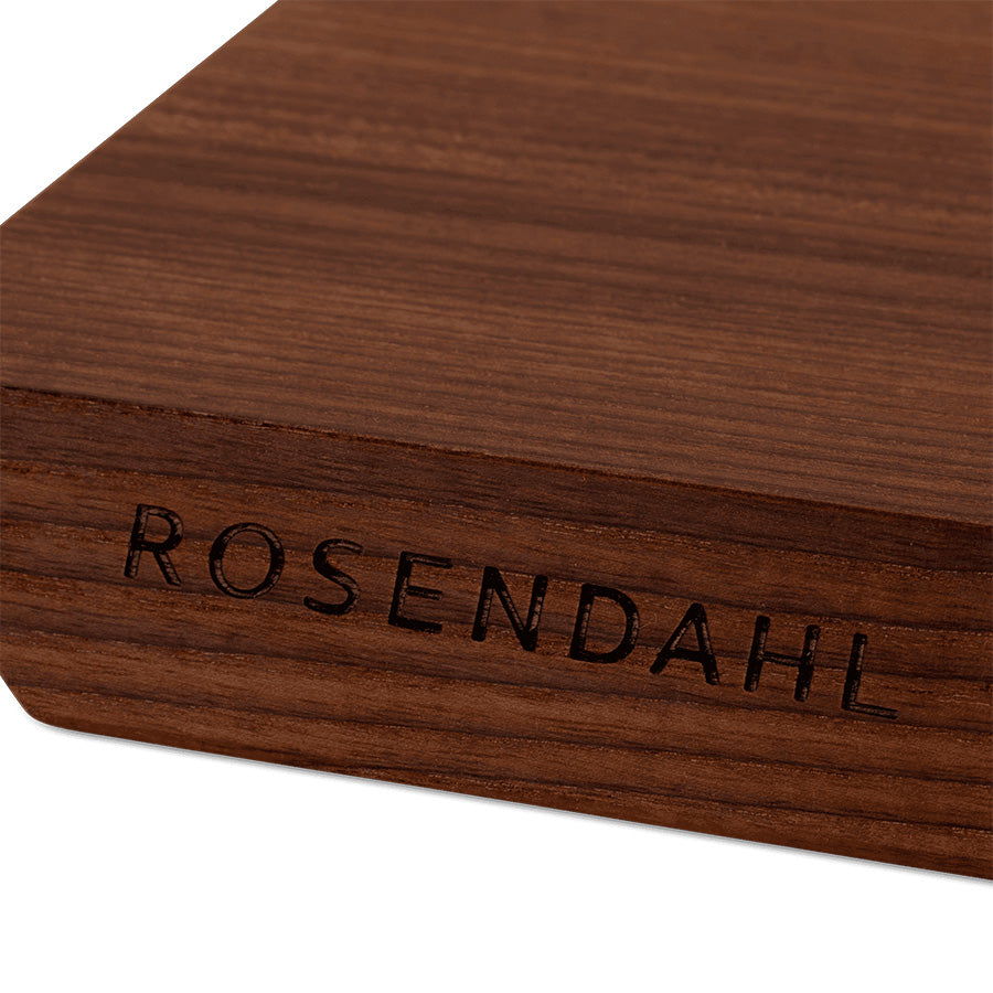 Nærbilde av Rosendahl Rå skjærebrett med gravert logo, som fremhever kvaliteten og håndverket i skjærebrettets produksjon