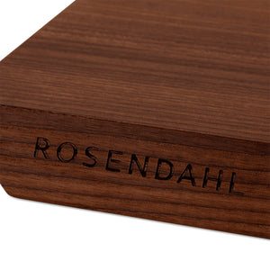 Nærbilde av Rosendahl Rå skjærebrett med gravert logo, som fremhever kvaliteten og håndverket i skjærebrettets produksjon