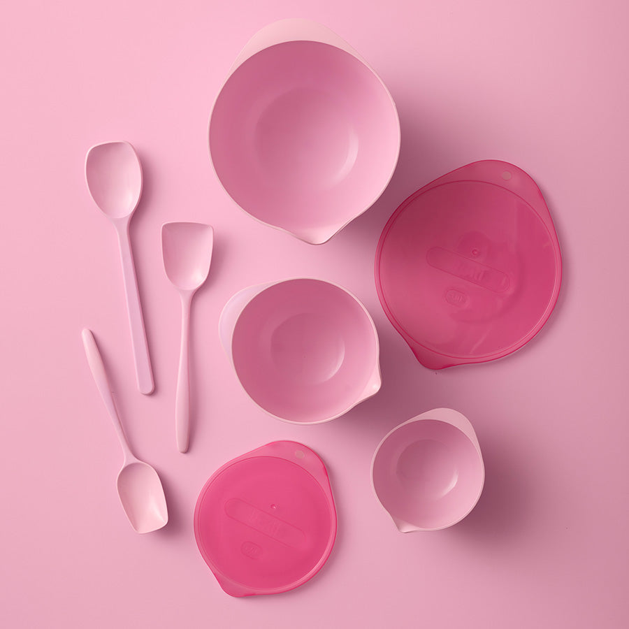 Rosa Rosti gryteskjeer sammen med Margrethe-boller og kjøkkenutstyr