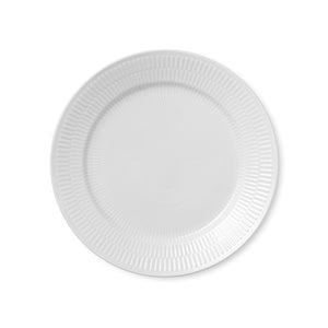 Tidløs Hvit Riflet Tallerken fra Royal Copenhagen, 25 cm, med diskré rillede overflate, perfekt for småretter og deling, laget av holdbart porselen.