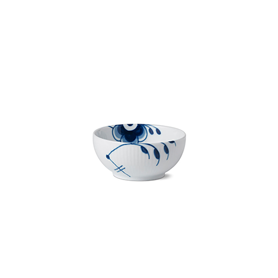 Royal Copenhagen Blå Mega Riflet Skål 24cl i elegant design, perfekt for servering av småretter - ideal som skål for snacks eller desserter.