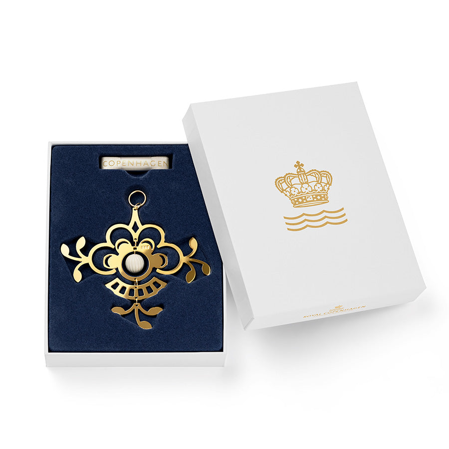 Royal Copenhagen julepynt i luksuriøs presentasjon, pakket i en hvit boks med et blått interiør, perfekt som gave.