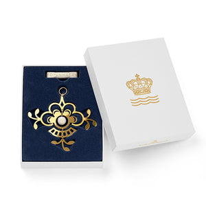 Royal Copenhagen julepynt i luksuriøs presentasjon, pakket i en hvit boks med et blått interiør, perfekt som gave.