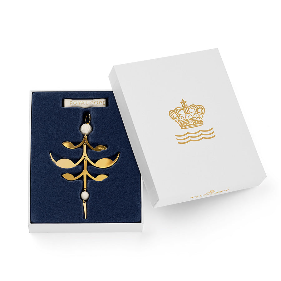 Royal Copenhagen juleornament i en elegant gaveeske, med dekorativt palmettomotiv og gullfarge. Ideal som gave eller for å tilføre et luksuriøst preg på julefeiringen.