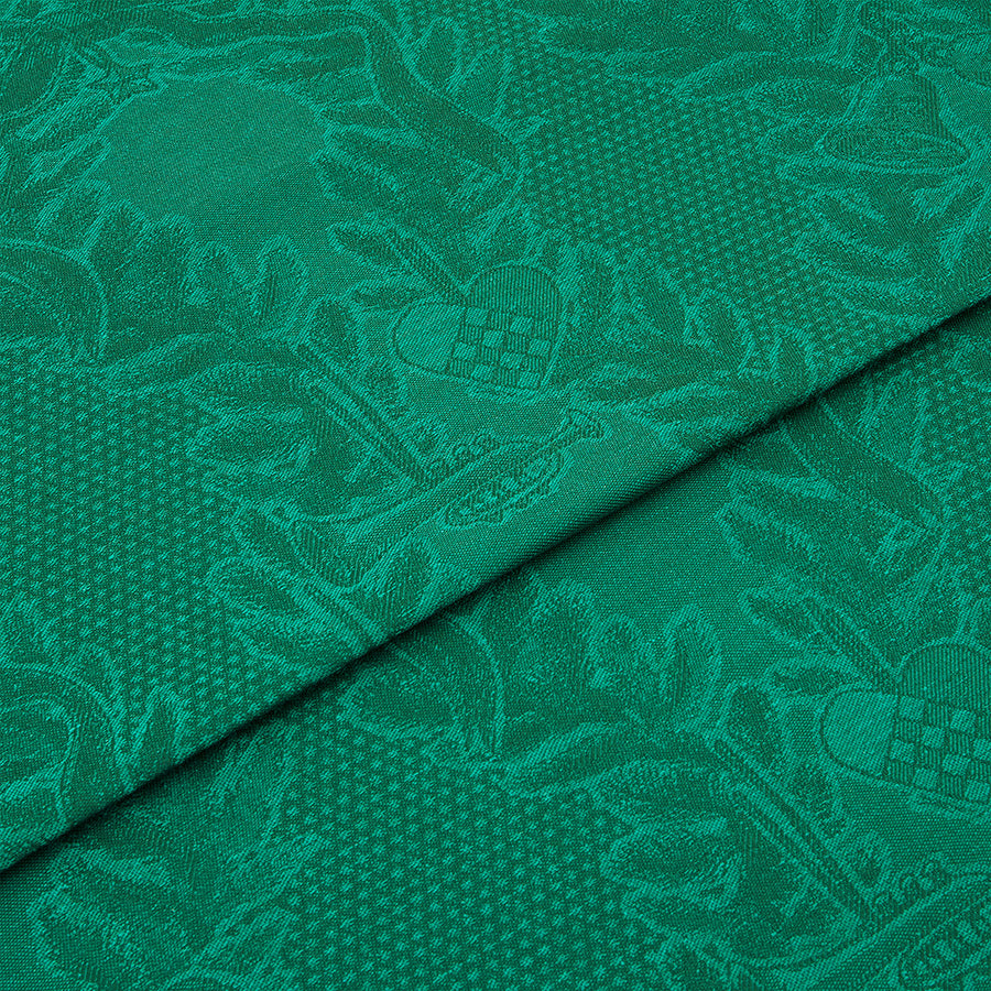 Elegant grønn juleduk med dekorative motiver av hjerter og stjerner, perfekt til juledekorasjonen. Juleduk i tradisjonell stil.