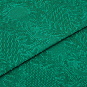 Elegant grønn juleduk med dekorative motiver av hjerter og stjerner, perfekt til juledekorasjonen. Juleduk i tradisjonell stil.