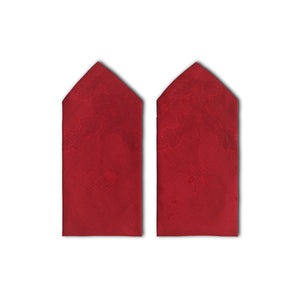 To røde stoffservietter fra Royal Copenhagen med hjerte- og stjernesymboler, designet for å gi liv til julebordet. Mål 45x45 cm.