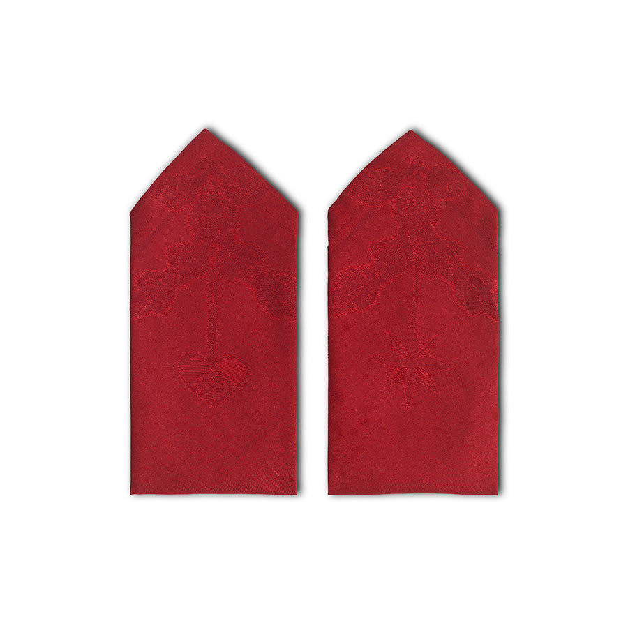 To røde stoffservietter fra Royal Copenhagen med hjerte- og stjernesymboler, designet for å gi liv til julebordet. Mål 45x45 cm.