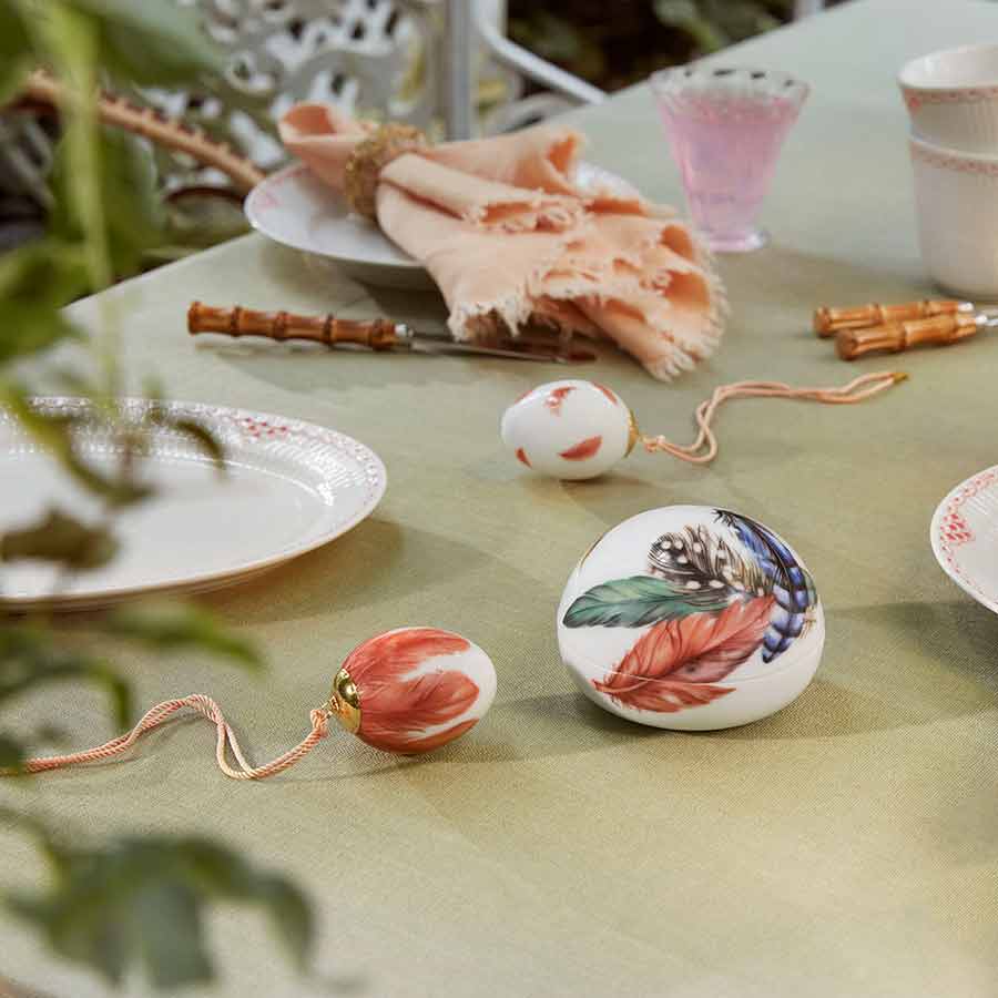 Royal Copenhagen bonbonniere med fjærdesign, dekorativt sted dekket til påskebordet. Porselenet med fjærmotiver bidrar til en festlig stemning.