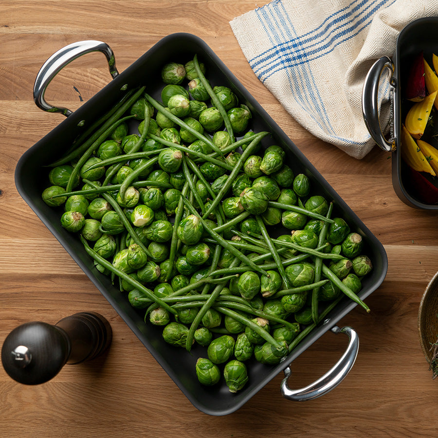 Samuel Groves stekeform 28x18cm med friske grønnsaker, illustrerer allsidigheten og bruksområdene til stekeformen.