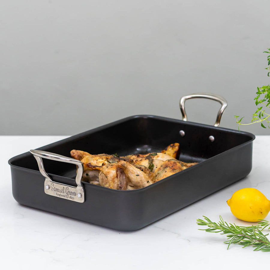 Samuel Groves stekeform 28x18cm med ferdiglagd kyllingretter, viser stekeformens kapasitet og brukervennlighet.
