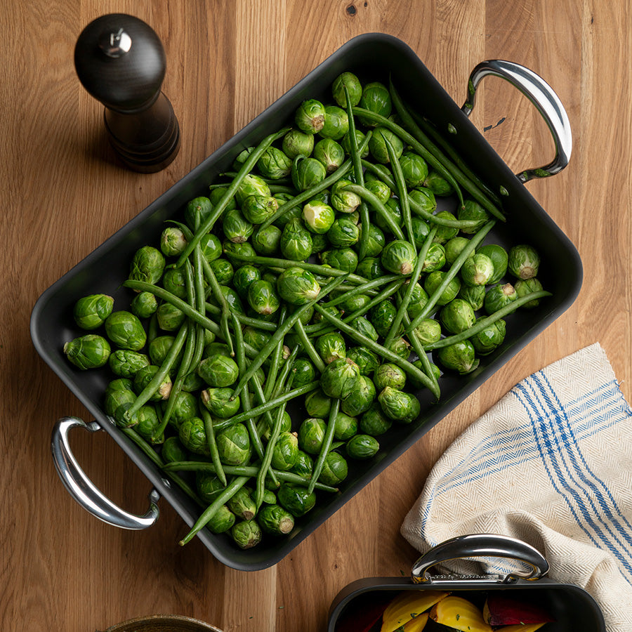 Samuel Groves Stekeform 34x24 cm fylt med ferske grønnsaker, perfekt for sunn matlaging og steking.