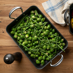 Samuel Groves Stekeform 34x24 cm med grønnsaker klar for steking, ideell til helgemiddager og familiesammenkomster.