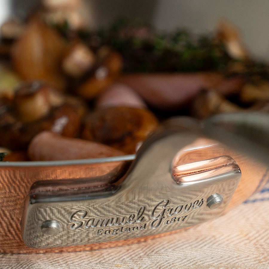 Nærbilde av håndtaket på Samuel Groves stekepanne, viser detaljene og kvalitetskonstruksjonen.