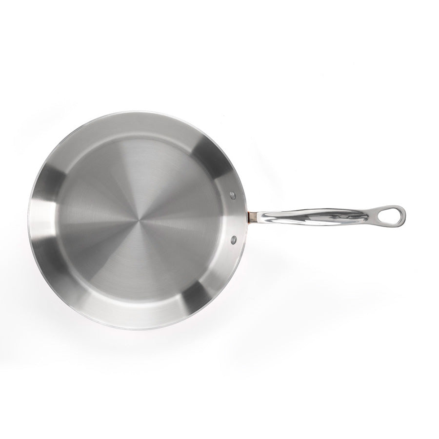 Innsiden av Samuel Groves stekepanne, 28 cm, med glatt rustfritt stål overflate.